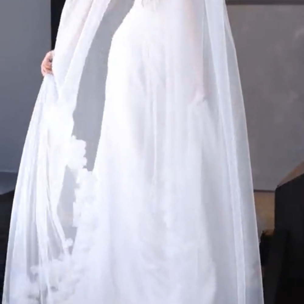 Off-White / Ivory Bridal Veil with 3D Floral Edge - Picture 3 of 5